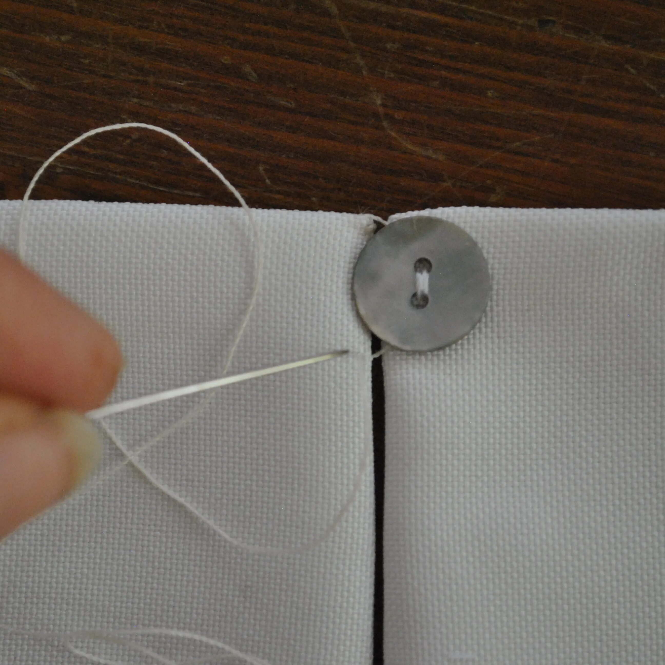 петелька из ниток. нитки с петлями. петля из нитки с иголкой. петелька на платье. петелька из ниток для пуговицы.