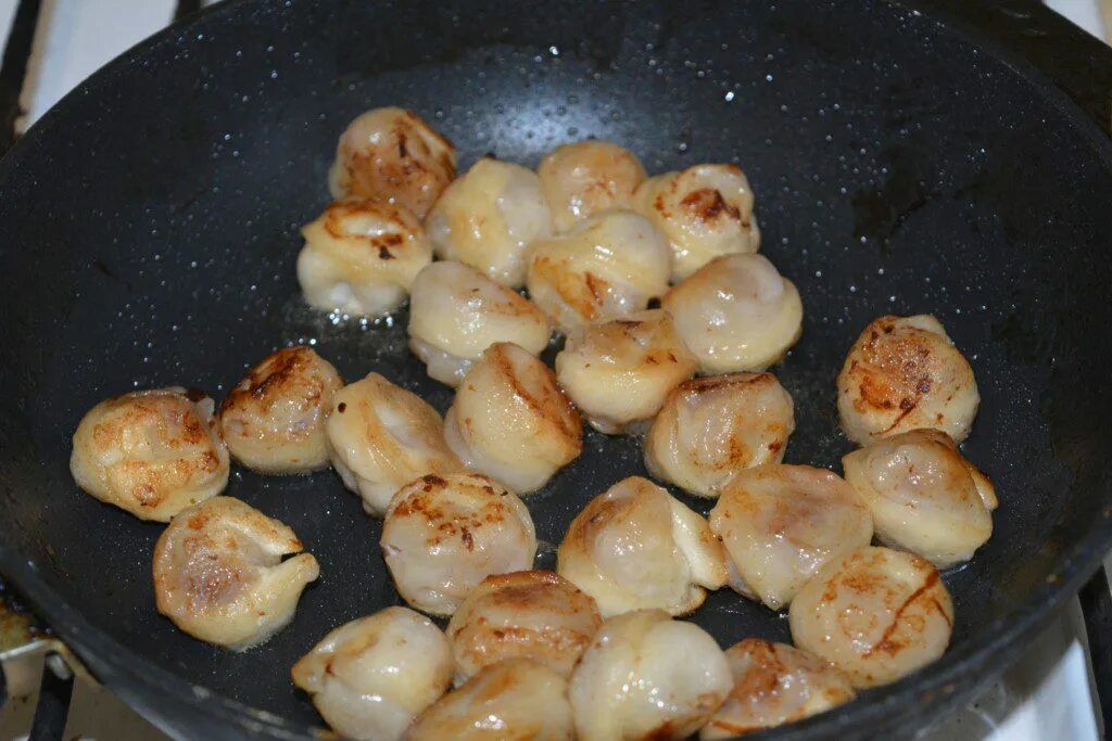 Как вкусно пожарить пельмени. Жареные пельмени. жареные пельмени на сковороде. жареные пельмешки. пельмени жареные сочные.