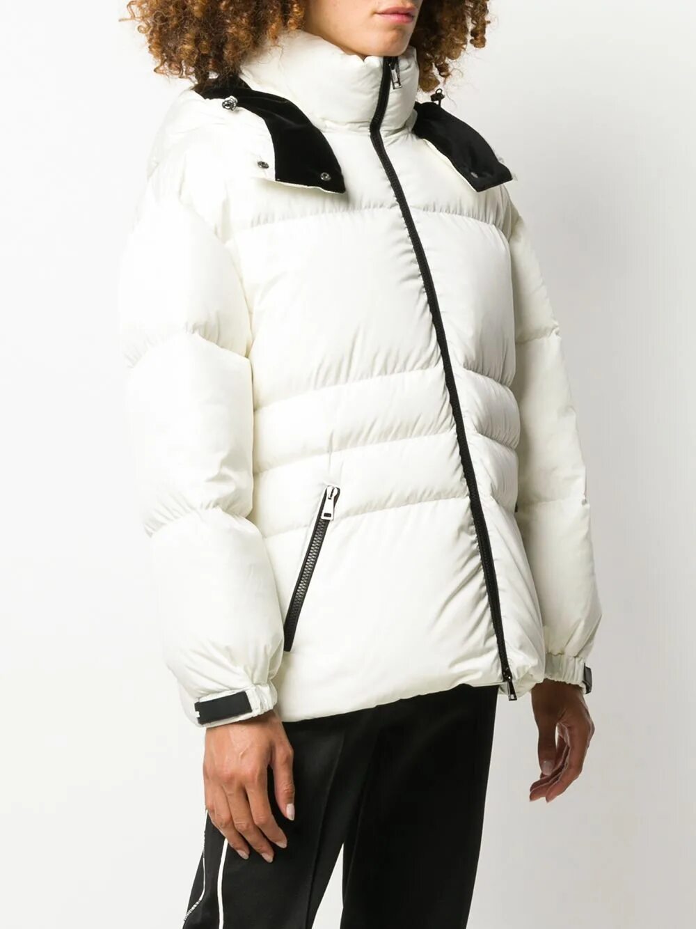 Белый пуховик монклер. Куртка монклер женская белая. пуховик moncler белый. пуховик moncler белая молния.