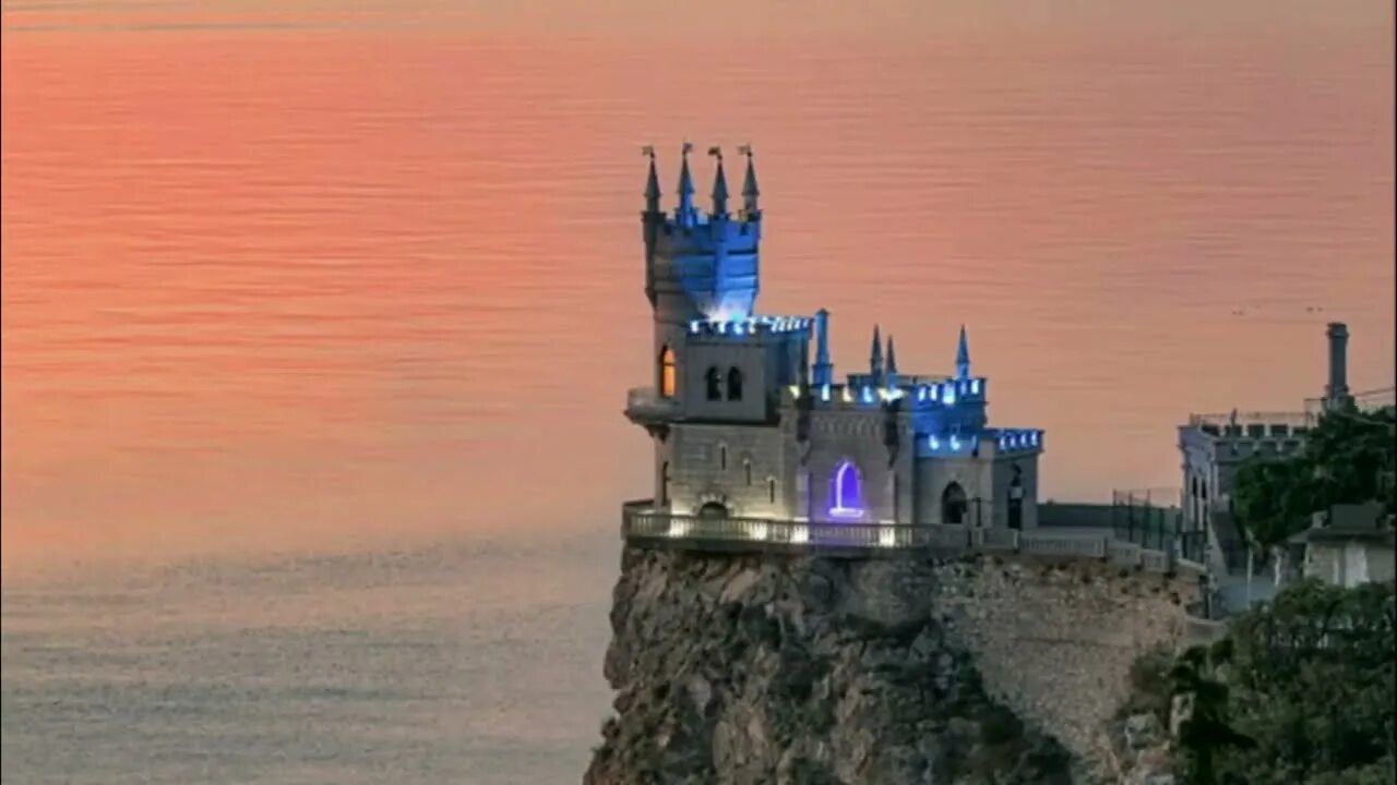 Покажи ласточкино гнездо. Ласточка ласточкино гнездо ялта. Дворец замок ласточкино гнездо. Дворцы ласточкино гнездо ялта. Ялта картина ласточкина гнездо.