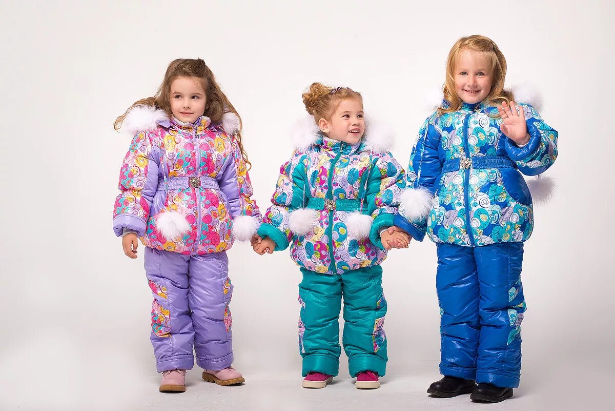 много курток. барнаул зимняя одежда. барнаул зимняя одежда. барнаул зимняя одежда. люди в зимней одежде.