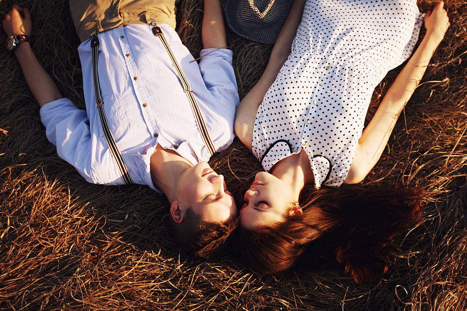 2 девушки связывают 1