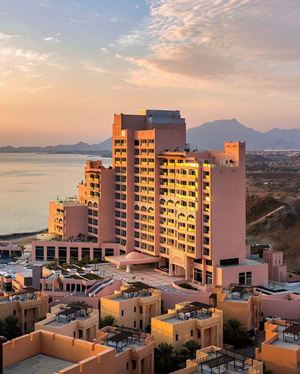 Фуджейра центр. Фермонт фуджейра бич резорт. fairmont fujairah beach resort 5. fairmont fujairah 5. отель фаирмонт фуджейра оаэ.