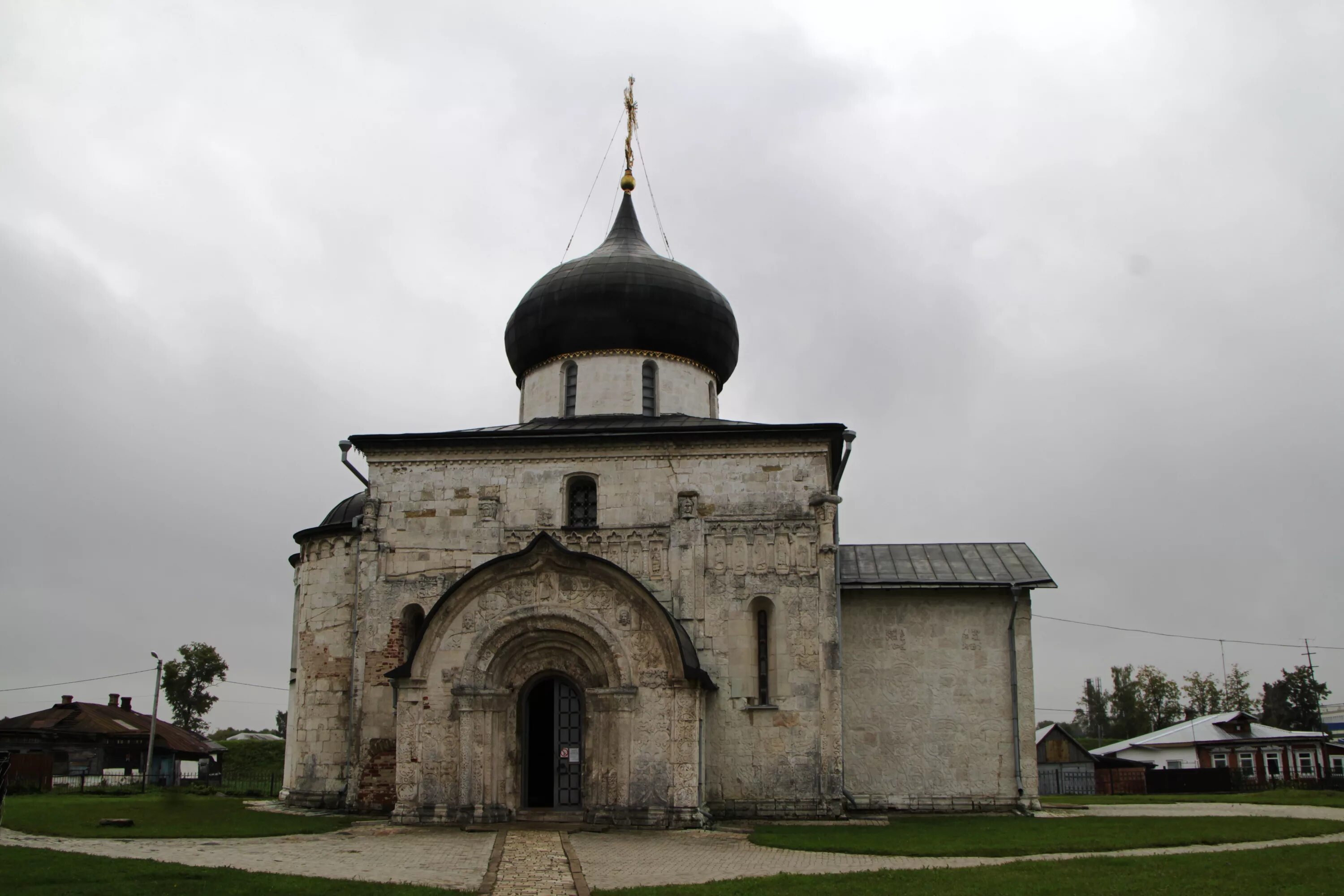 Белокаменные храм Юрьев польский храм.