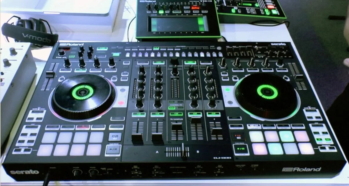 Dj 808. Roland tr 808 диджейский пульт. Roland dj-808. Roland диджейский пульт 4 канальный. Dj контроллер dj-808 roland.