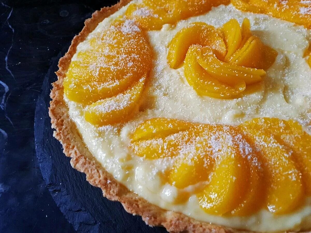 Пирог с консервированными рецепт. Пирог с персиками. пирог с персиками консервированными. персиковый торт. творожный пирог с персиками.