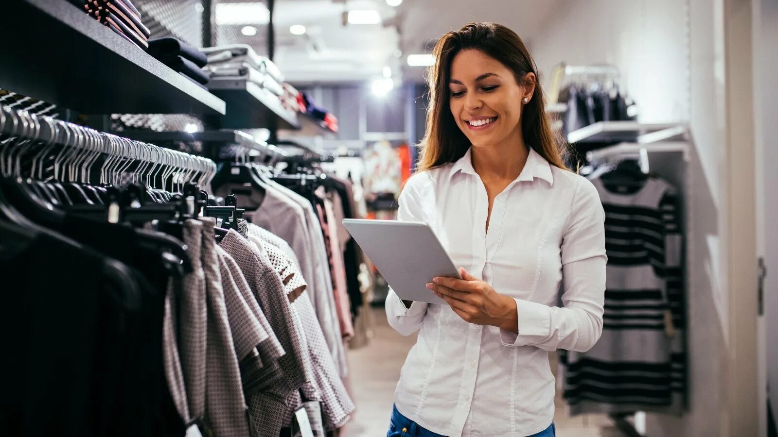 Instead shop. Розничный продавец. Люди в супермаркете. Bed bath and beyond store. Интерьер бутика.