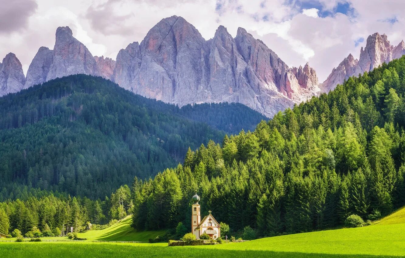 Доломитовые горы, Италия, Val di Funes. Доломитовые Альпы Италия. Санта Маддалена Доломиты. Долина Фунес Южный Тироль Италия.