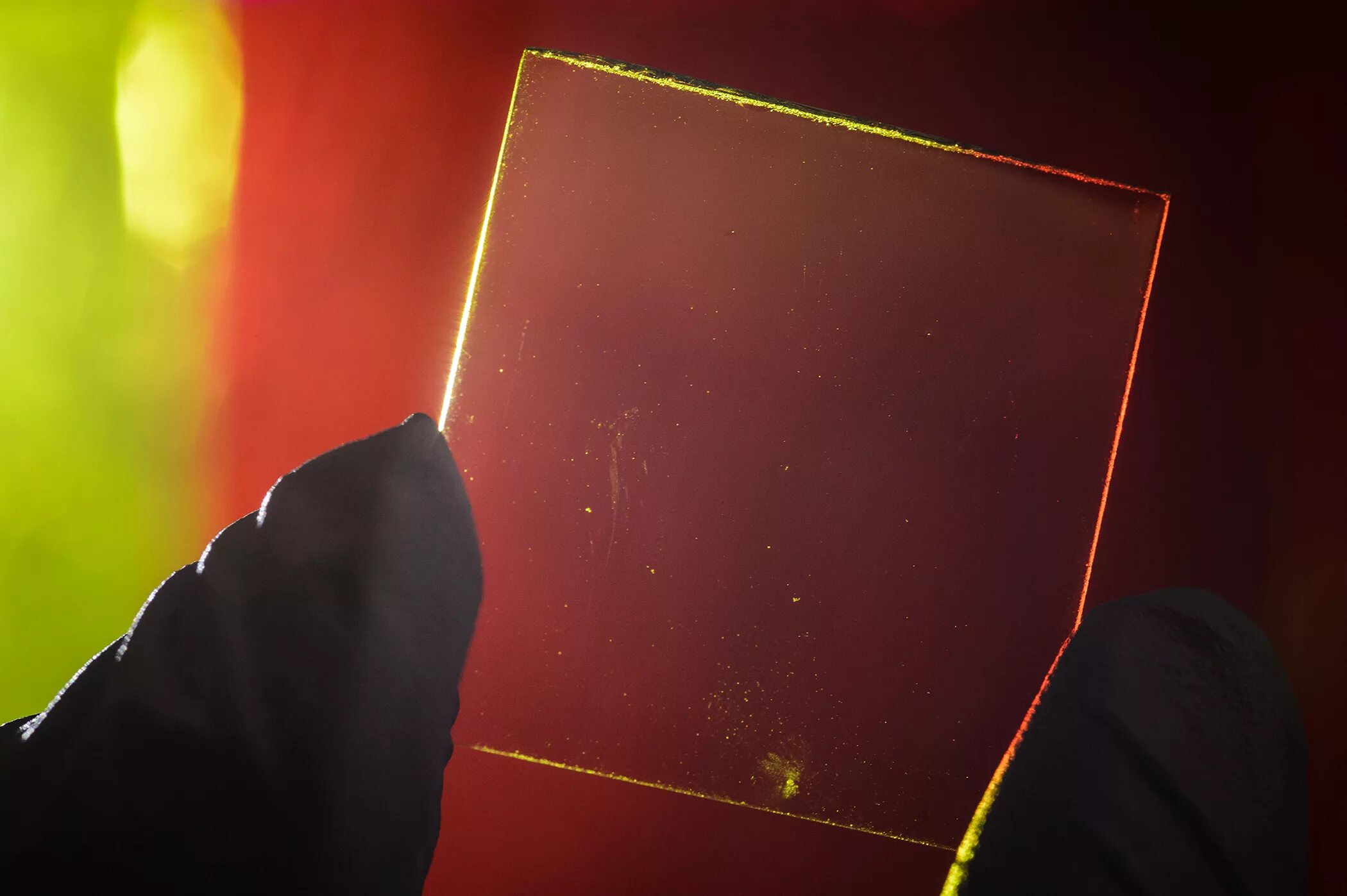 Проходит ультрафиолет через стекло. Luminescent Solar Concentrator. Стекла поглощающие ультрафиолет. Стекло, поглощающее ультрафиолетовые лучи. Стекло пропускающее инфракрасное излучение.