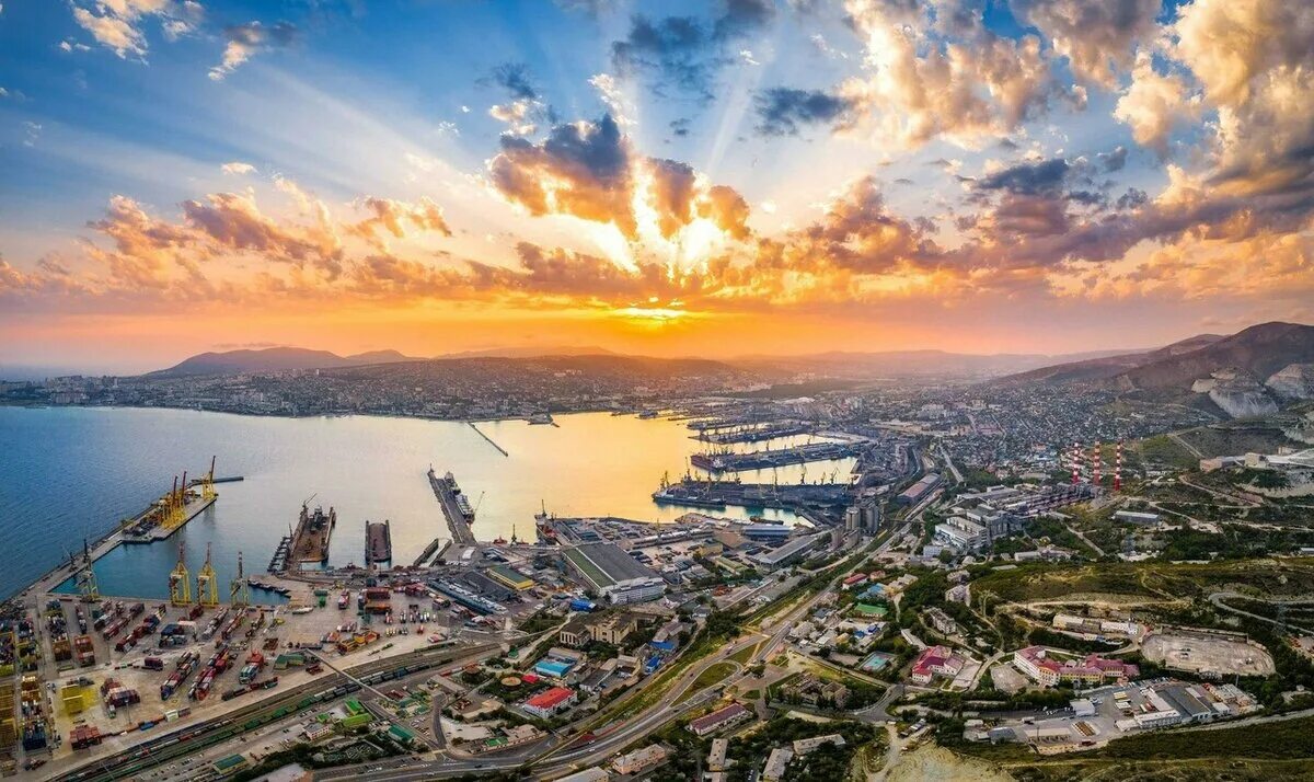 Новороссий рабочий. Новороссийск / novorossiysk вид сверху. современный новороссийск. климат город новороссийск. новороссийск портовый город.