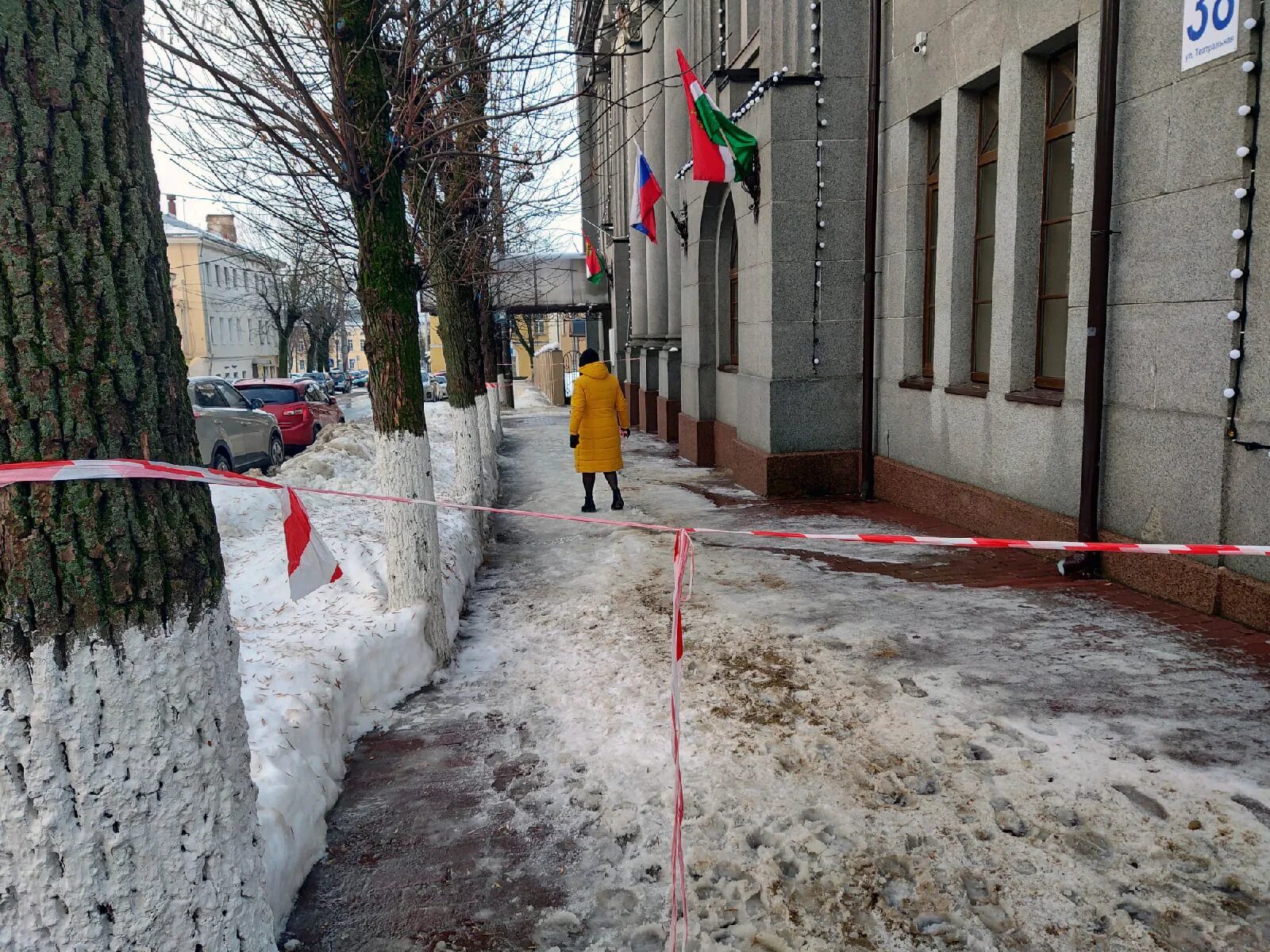 Резкое потепление. Тротуар зимой. Тротуар от льда с крыши. Проспект Кирова зима потепление.