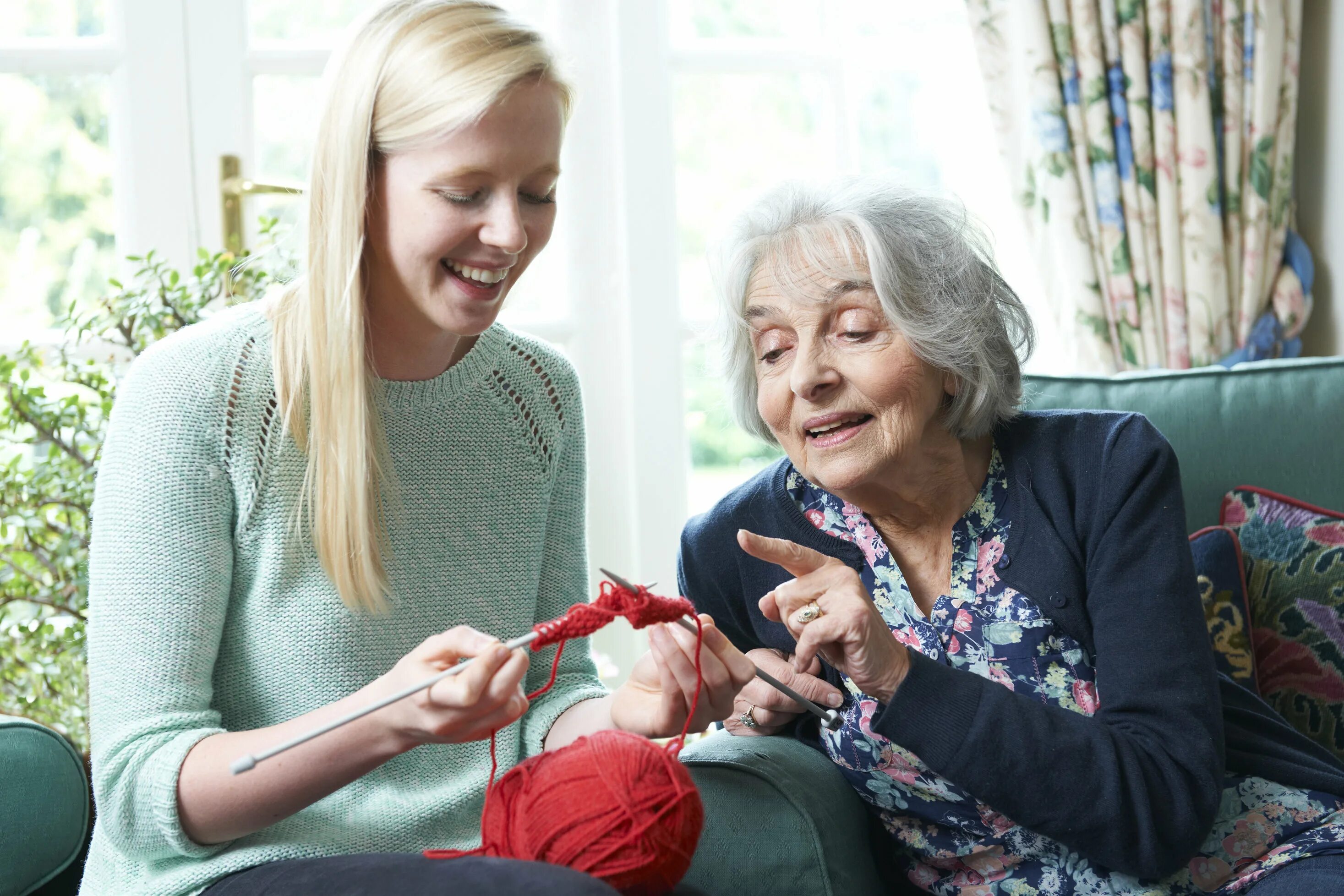 Бабушка и внучка. Рукоделие для пожилых. Пожилая женщина с внучкой. Бабушка советует.