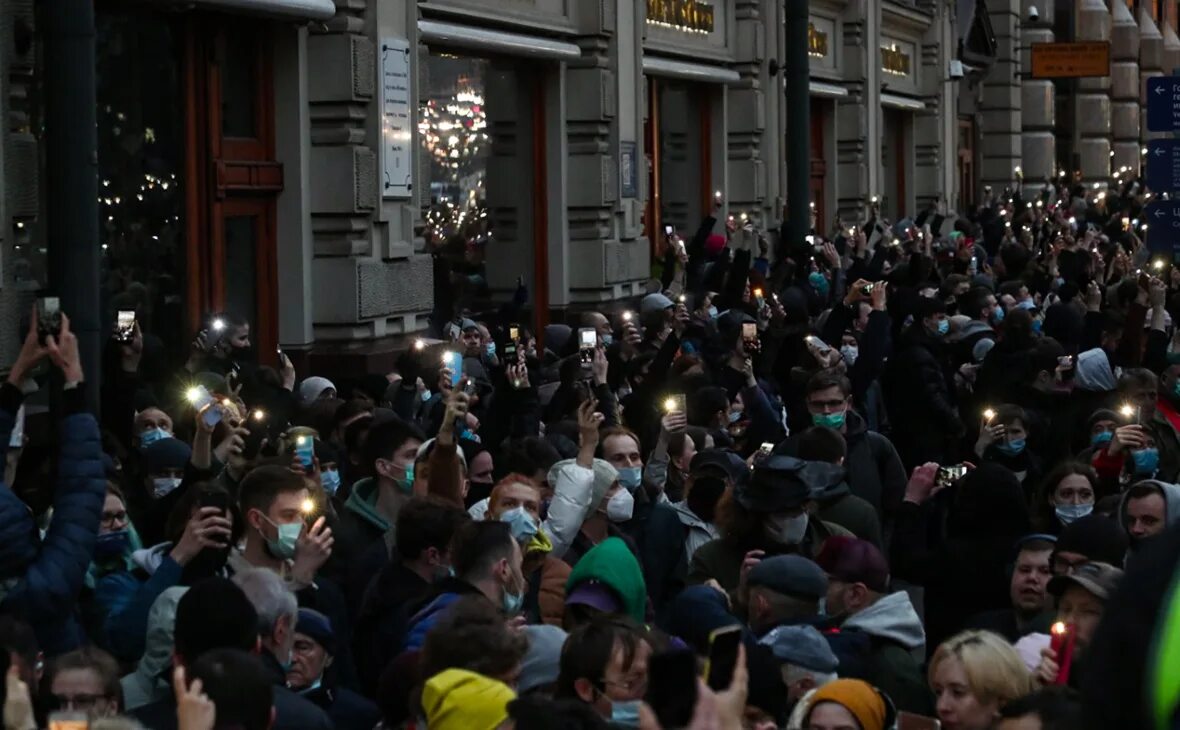 В чем обвиняли навального. Москва митинг 2009. Митинг в Москве. Жители Москвы. Протесты 1992 в Москве.