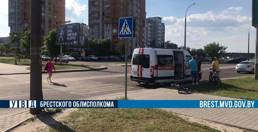 Брест 9 мая 2025 программа. Велосипедист на пешеходном переходе. новости бреста. велосипедиста сбил автобус.