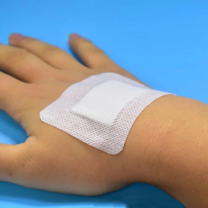 Adhesive wound Dressing пластырь. Безбинтовая клеевая повязка. Самоклеющая адсорбирующая повязка 6 x 7 cm. Стерильно. Повязки для перевязки РАН после операции. Повязки с антисептиком