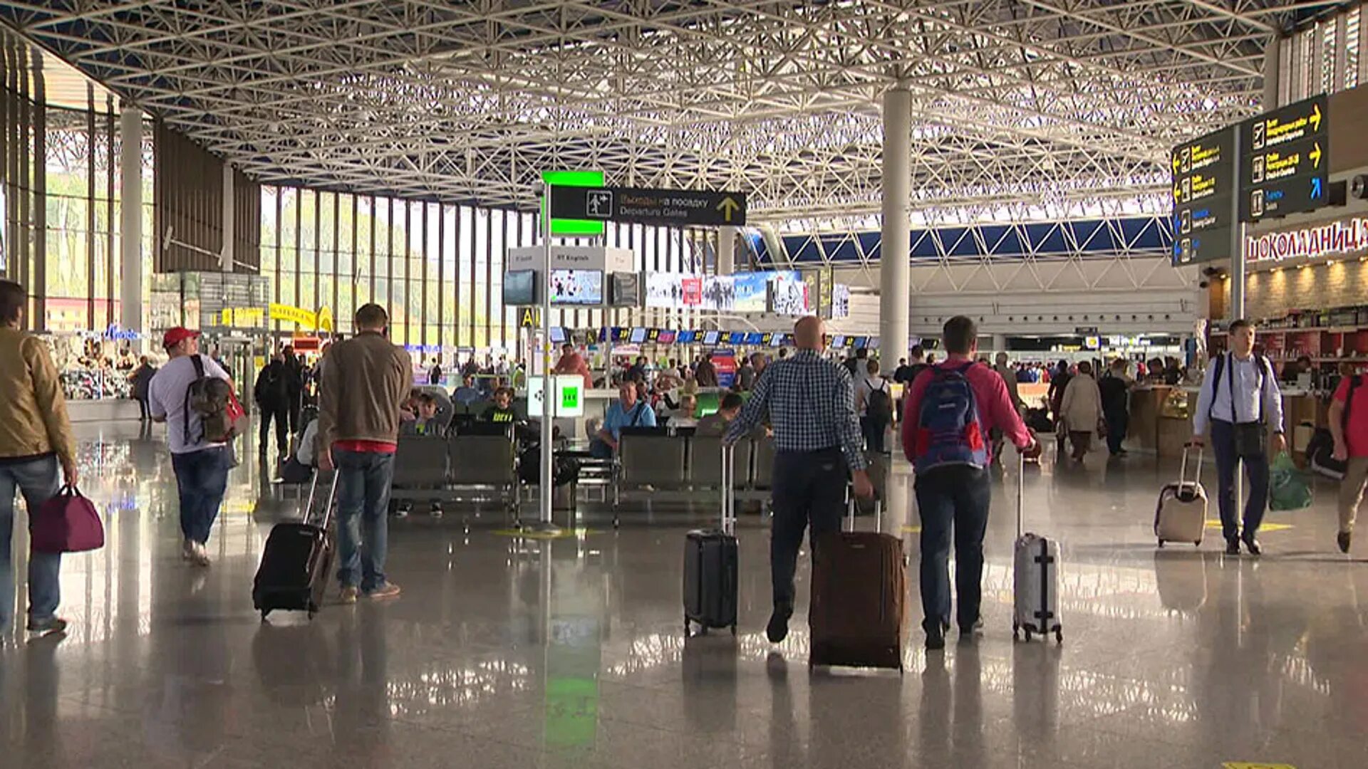 В аэропорту города сочи 26. Международный аэропорт сочи 2025. аэропорт адлер пассажиры. пассажиры в аэропорту. выход из аэропорта сочи.