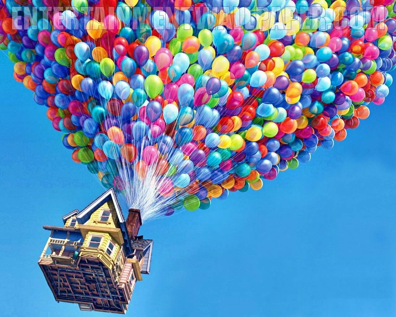 Сколько летают шары. Воздушный шарик. Шарики в небе. Летающий дом. Воздушные шары вверх.