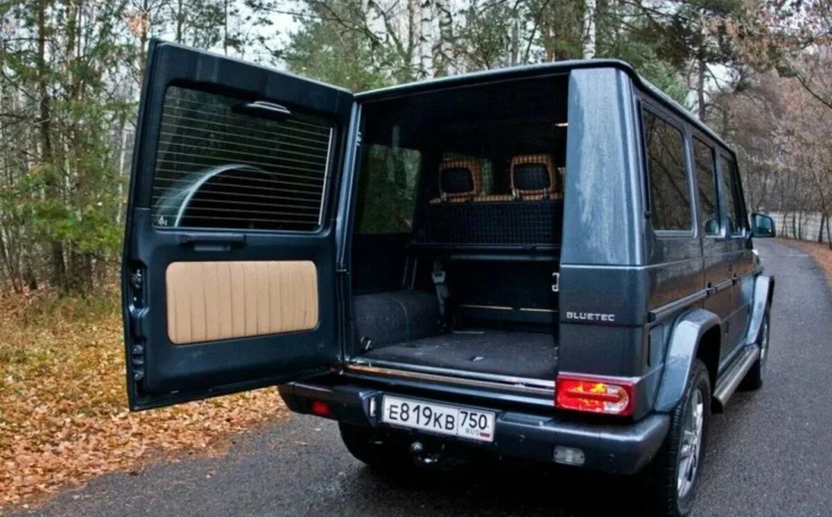Открыть гелендваген. Гелендваген поколения. Mercedes benz g63 amg с кенгурятником. Мерседес гелендваген багажник. Мерседес гелендваген 63 amg.