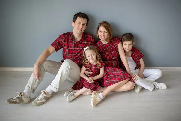 Best family look. Best family look. Наряды для всей семьи в одном стиле. Платья фэмили лук для мамы и дочки. Лук фэмили фэмили.