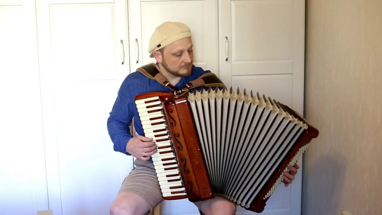 Гармонь с нуля. Игра на аккордеоне виртуозы. Играет на аккордеоне. Уроки игры на аккордеоне. Аккордеон для детей.