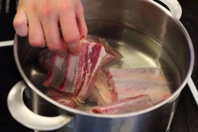 Сколько времени варить ребра. Мясо для варки. Рёбра свиные в кастрюле. Мясо в кастрюле. Варка мяса.