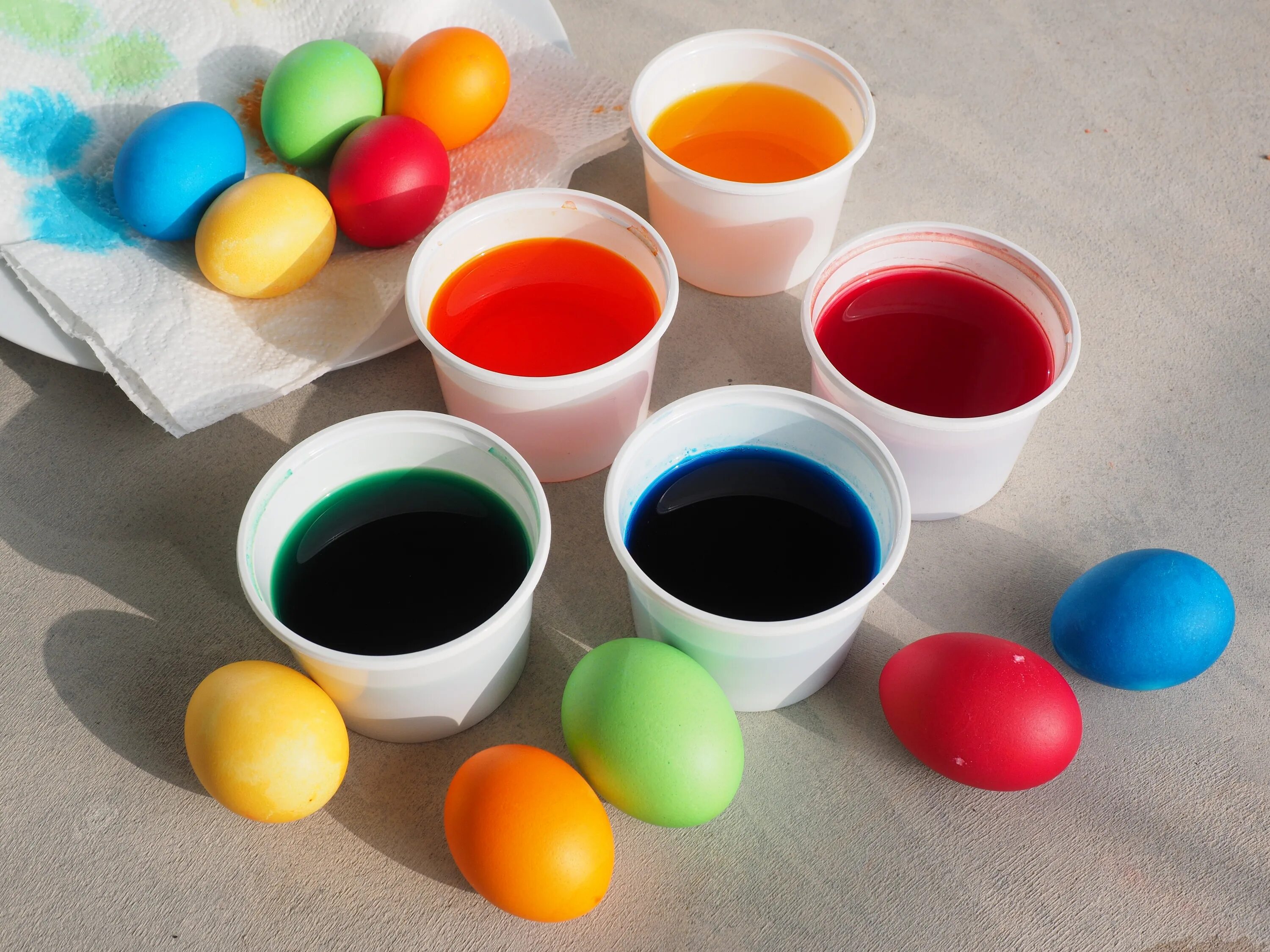 Можно ли покрасить яйца красителем. Краска для яиц. Краска для пасхальных яиц. Красители на Пасху. Краска для яиц на Пасху.