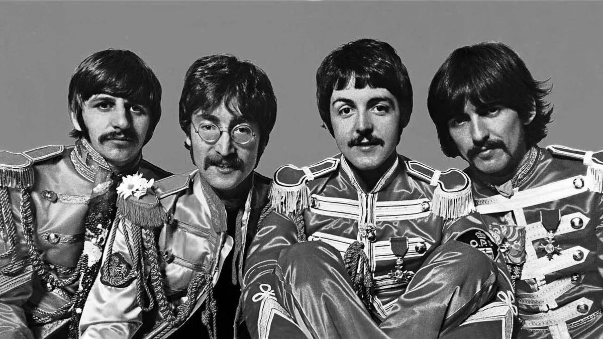 Beatles sgt pepper lonely. Битлз сержант Пеппер. Пол Маккартни сержант Пеппер. Sgt. Pepper's Lonely Hearts Club Band Битлз. Битлз сержант Пеппер усы.