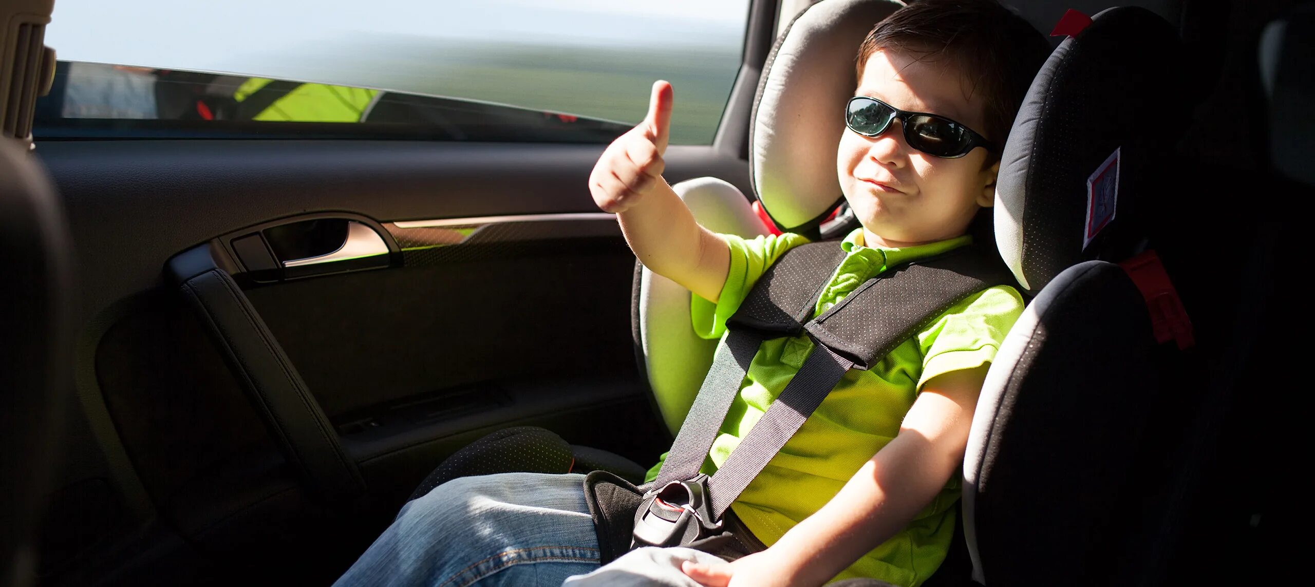 Ремень безопасности с какого возраста. Такси для детей. Безопасность детей в автомобиле. Ремень безопасности для детей. Детское кресло автомобильное ремни как установить.