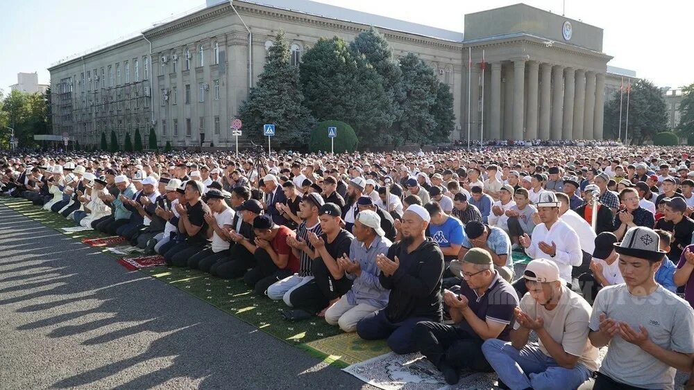 Айт намаз Бишкек. Орозо-айт в Киргизии. Орозо айт намаз Бишкек. Площадь Бишкек айт намаз. Айт намаз 2024