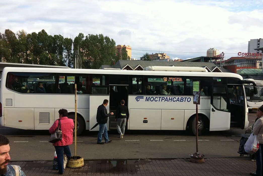 Голицыно звенигород автобус. 50 Автобус Звенигород-Одинцово. Автобус 1054 Звенигород Одинцово. Одинцово Звенигород автобус. 50 Автобус Одинцово.