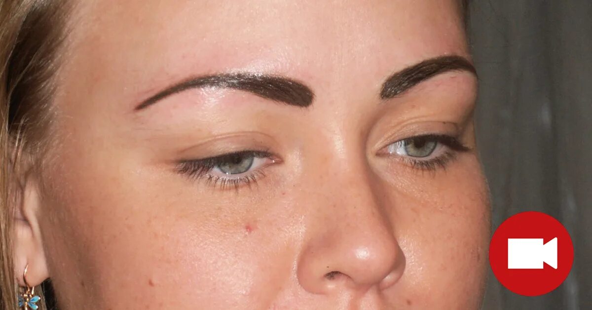 плотный бровь. татуированные брови. форма бровей ламинирование. перманентный макияж бровей черный. тату бровей.