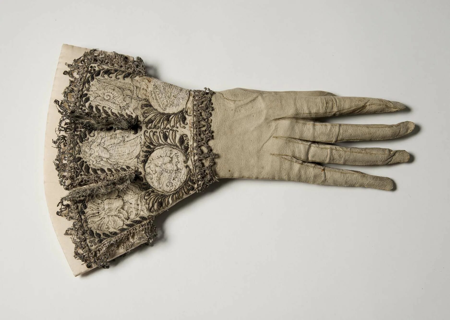 Пытка перчатки. Старинные перчатки. Женские перчатки старинные. Перчатки 17 век. Перчатки средневековые женские.