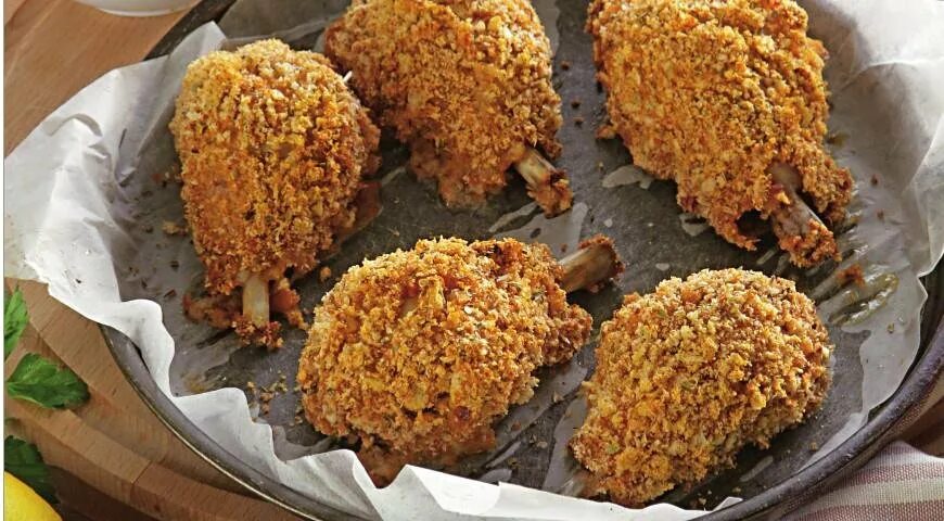 Куриные голени в панировочных сухарях. Куриные ножки в панировке. куриные ножки в панировочных сухарях. куриная голень в панировке. куриные ножки в сухарях.