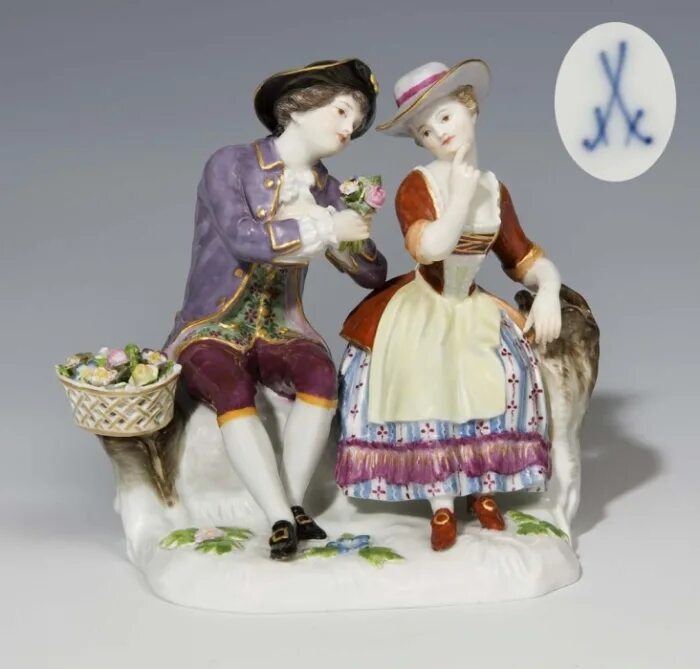 Фигурки для рукоделия. Товары для рукоделия. Коллекция фарфоровых статуэток на буфете живопись. Маленькие пуговки в виде животных. Металлические подвески для рукоделия.