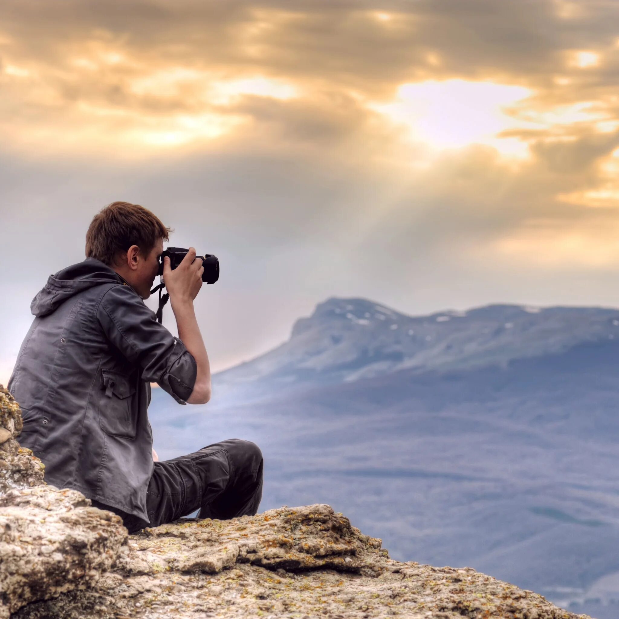 Фотограф в экспедицию. Мужчина с фотоаппаратом. Фотограф с фотоаппаратом. Профессиональный фотограф. Парень в горах с фотоаппаратом.