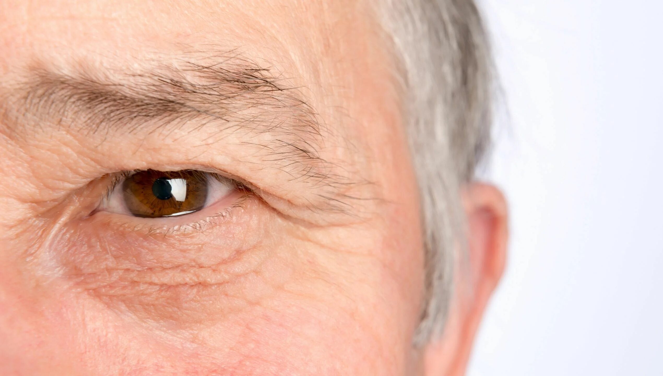 Глаза пожилого мужчины. Лечение катаракты у пожилых людей операция
