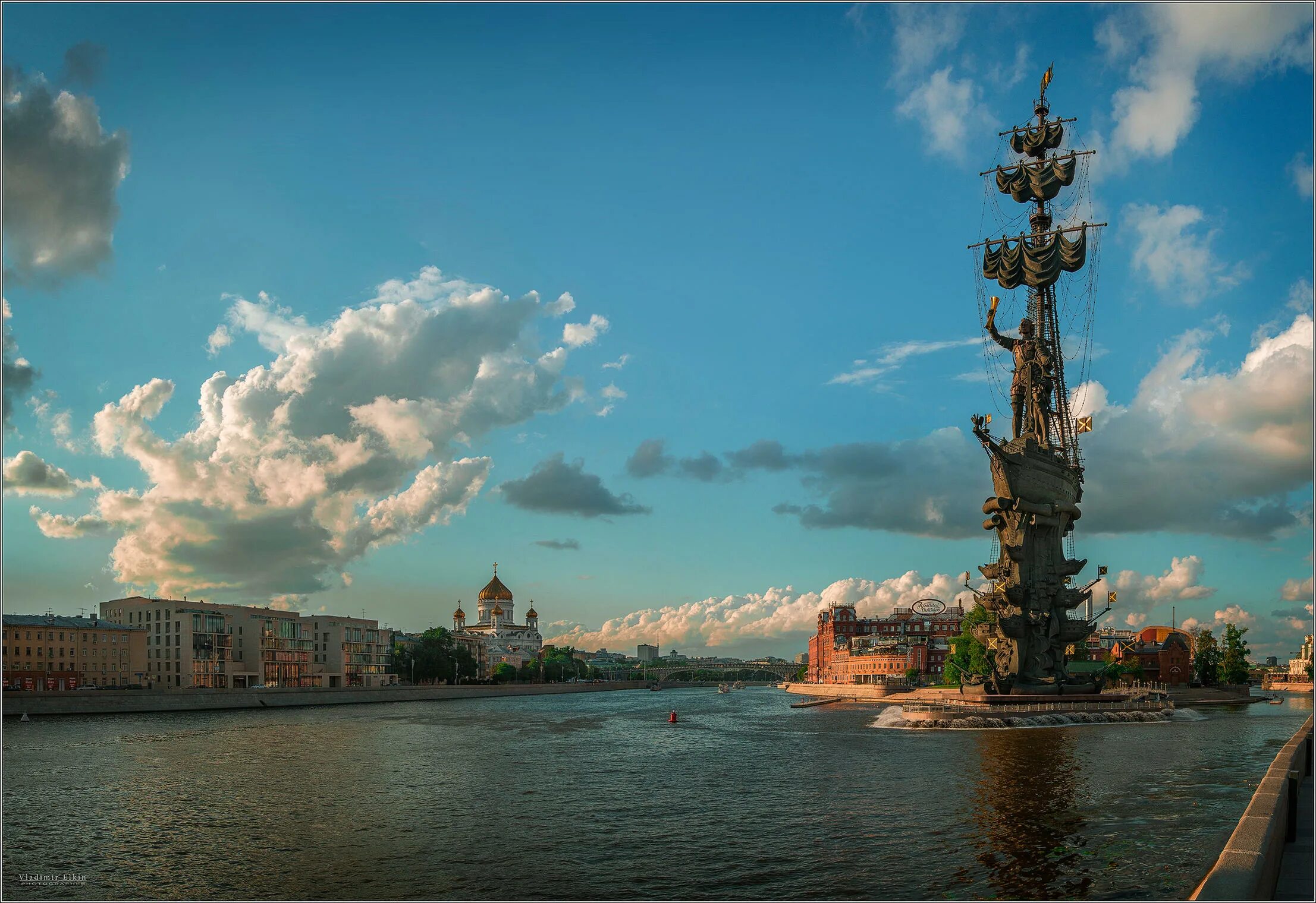 Памятник петру 1 в москве на москве реке. Скульптура петра 1 церетели в москве. Москва петра великого. Памятник петру первому в москве на москве реке. Москва петра великого.