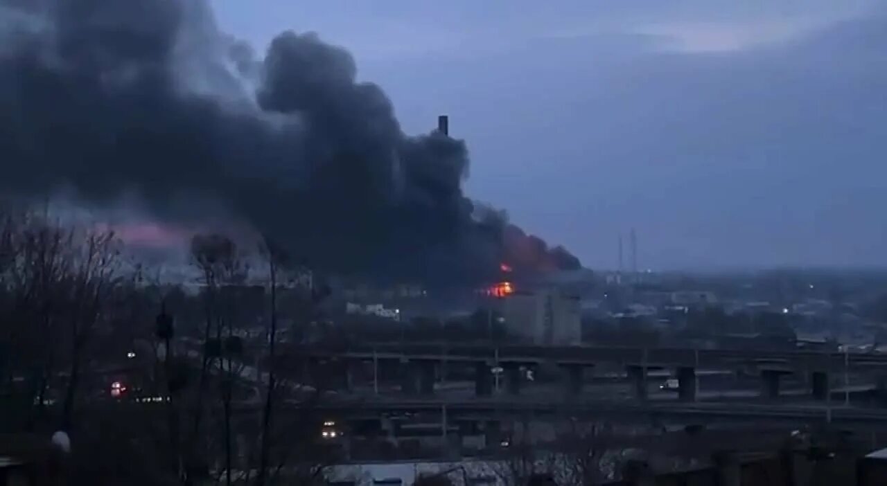 Декабрь 2023 года обстрел. Горящий город. Пожар. Взрывы в Киеве сейчас.