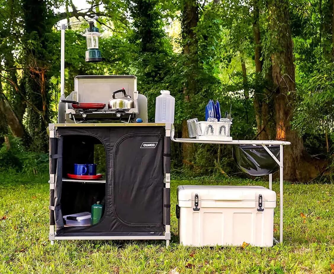 Для кемпинга своими руками. Кемпинг кухня Coleman. Кемпинговая кухня Camp Kitchen Table. Outventure кухня походная. Мобильная кухня Camping World Karelia.