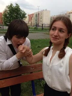 Одноклассниц на руках