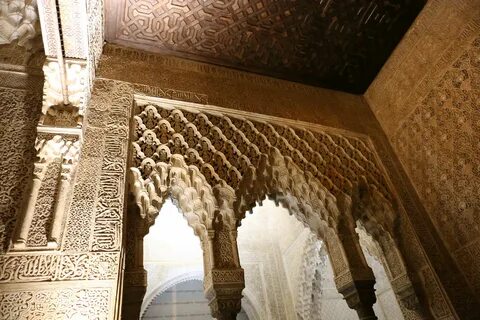 Maison alhambra dark door