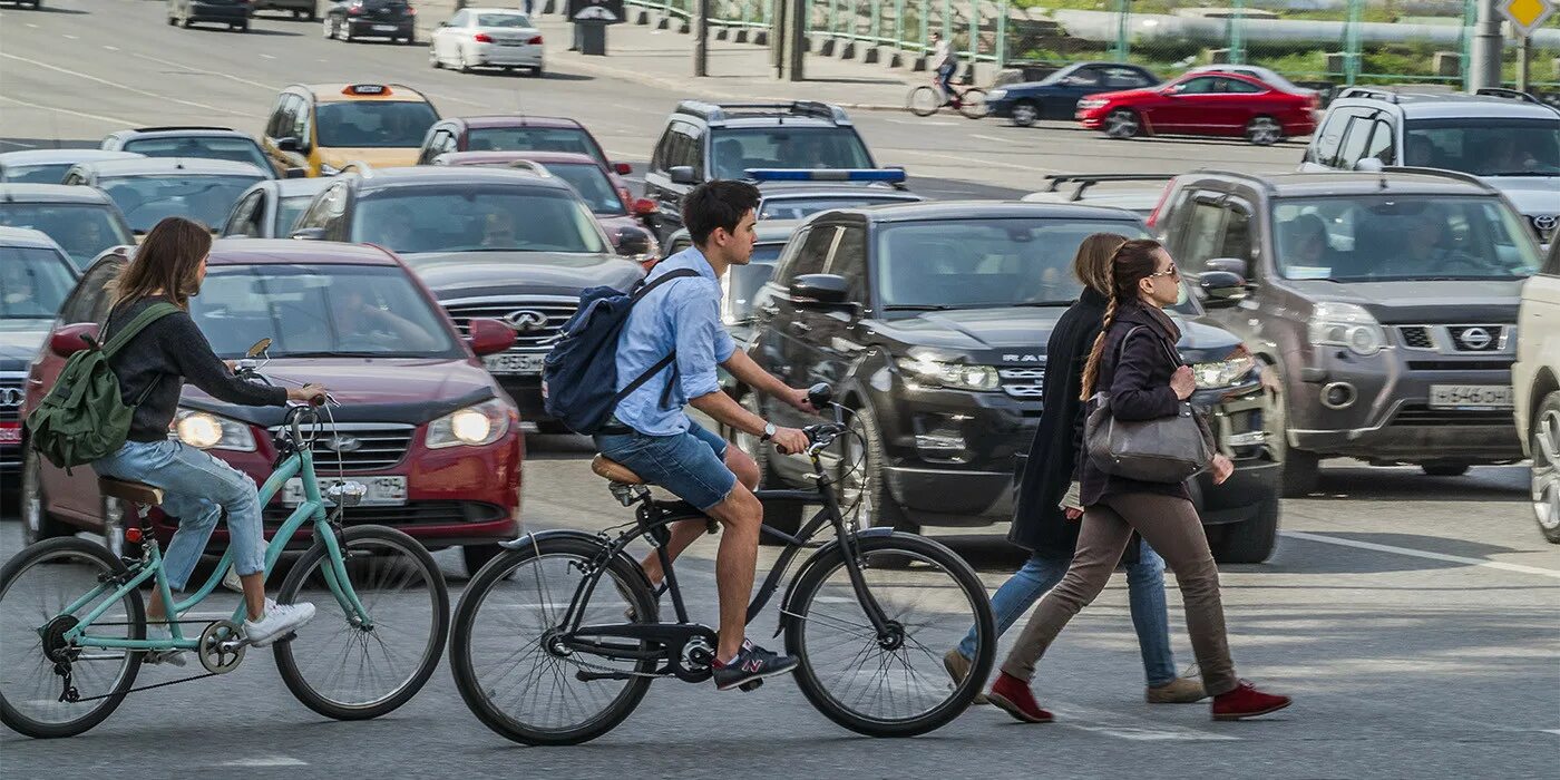Движение велосипедистов по тротуару. Велосипед на тротуаре. велосипедист по тротуару. велосипед на пешеходной дорожке. на велосипеде по тротуару.