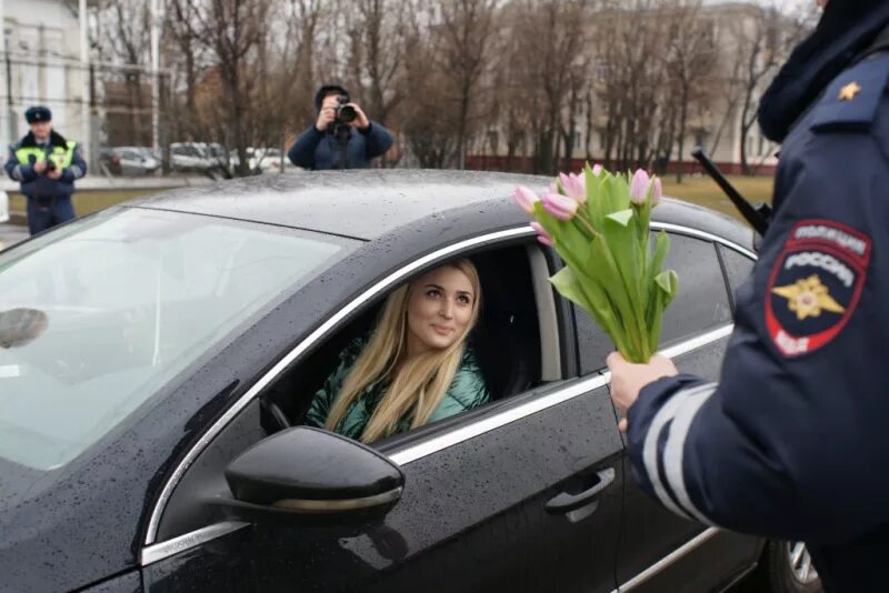 Водитель цветы. Водитель с цветами. Дпс гибдд юао