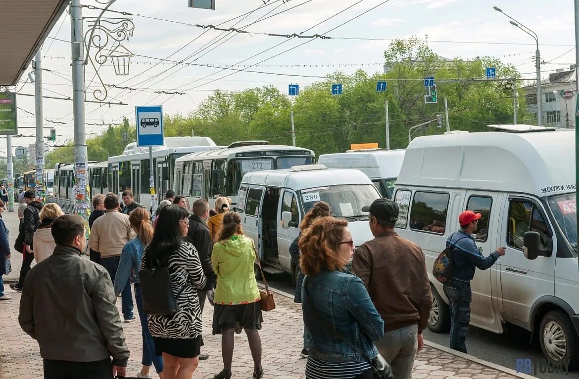 Общественный транспорт Уфа. Уфимский автобус. Очередь на автобус. Очередь на остановке.