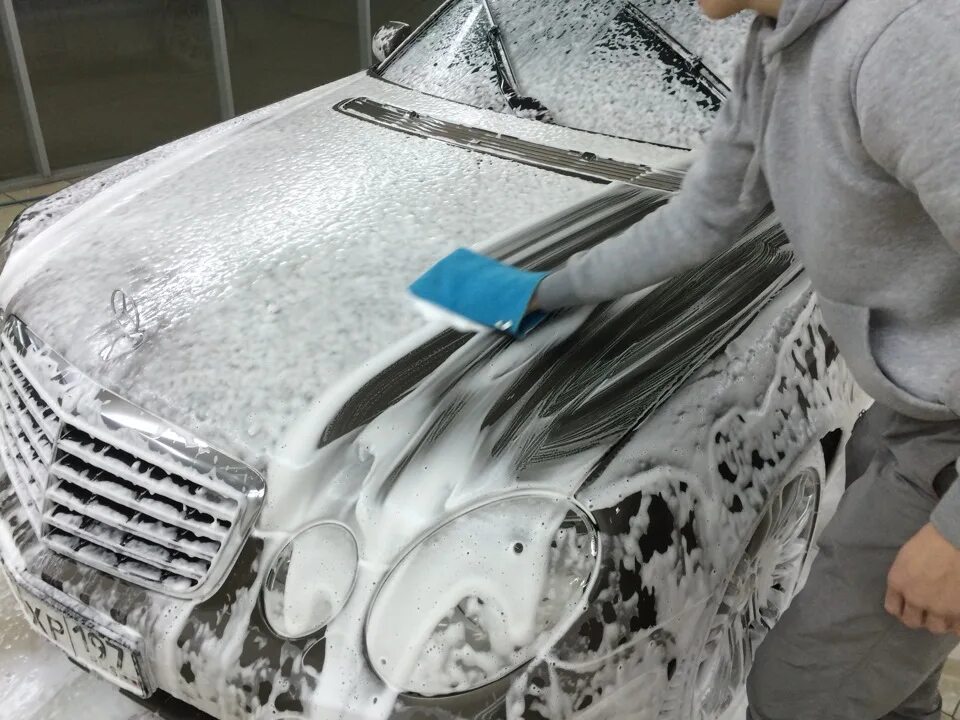 Отмыть реагенты. Битум на кузове автомобиля. Отмывка авто. Реагент на белой машине. Машина для отмывки каменного материала.