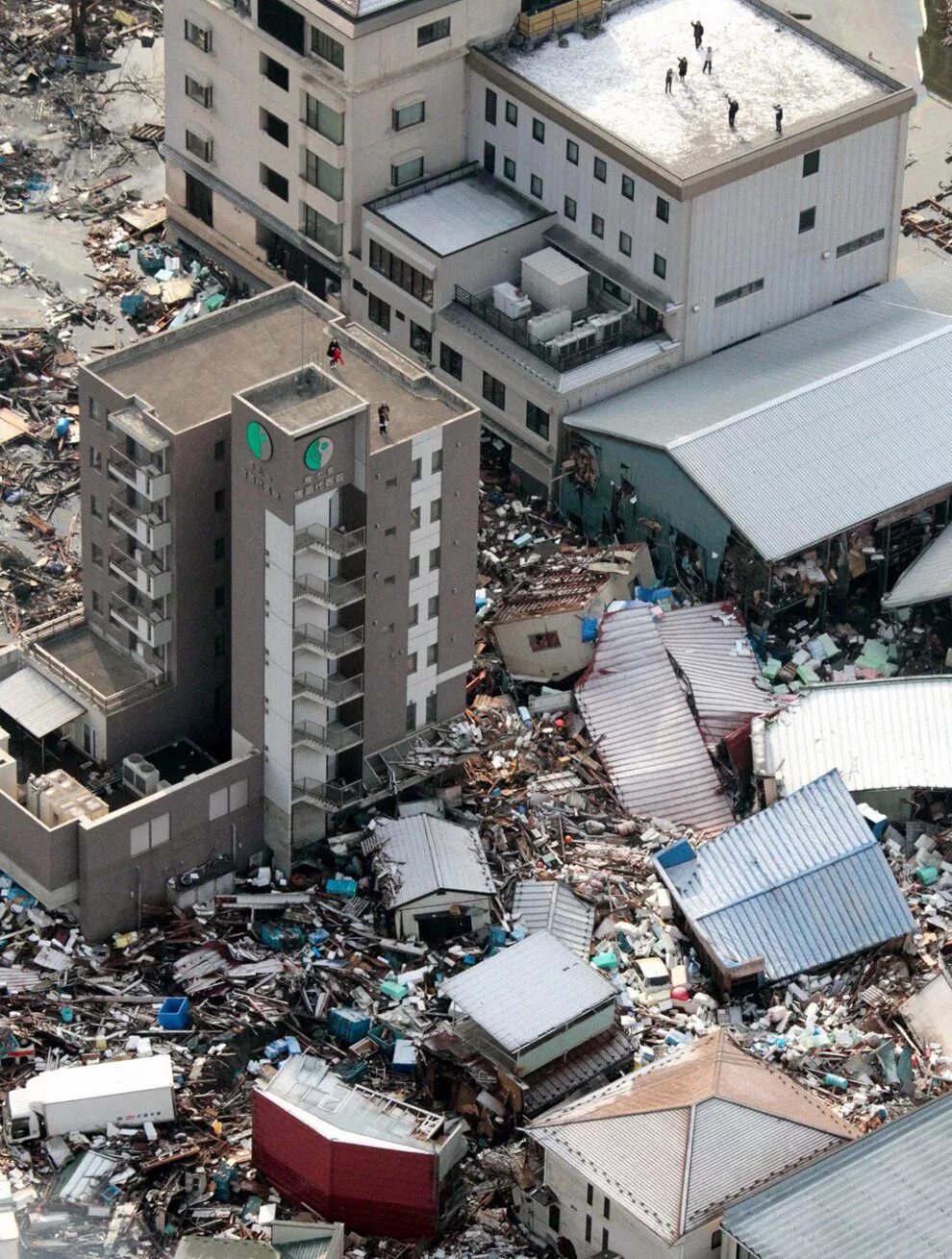 Большие землетрясения. Япония 2011 землетрясение и ЦУНАМИ. В Японии после землетрясении и ЦУНАМИ 2011.