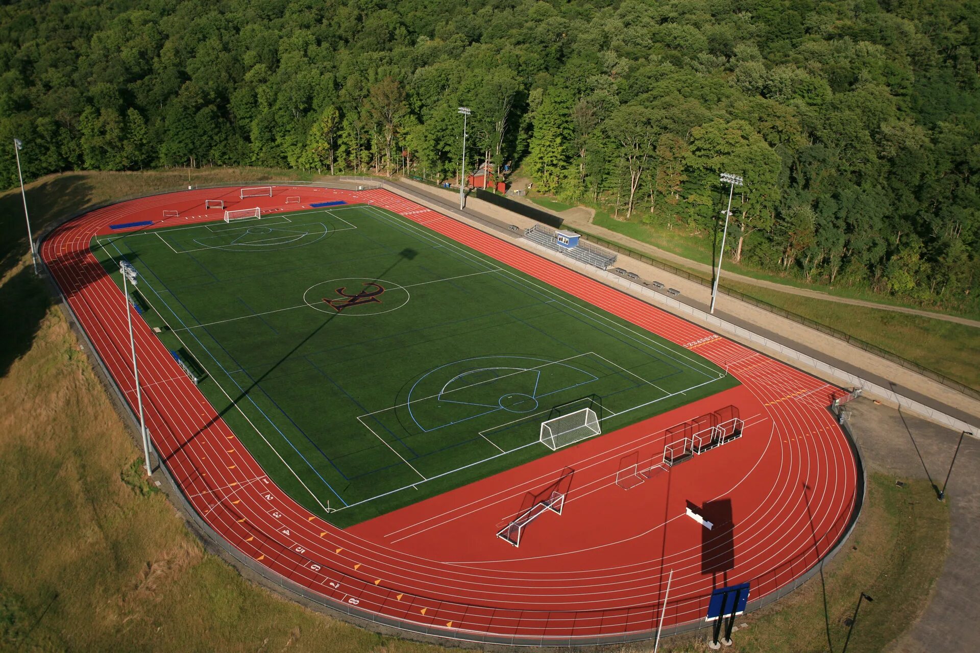 футбольное поле с беговой дорожкой. футбольное поле беговая дорожка. беговая дорожка 200м школьном стадионе. футбольное поле беговая дорожка. стадион комрат.