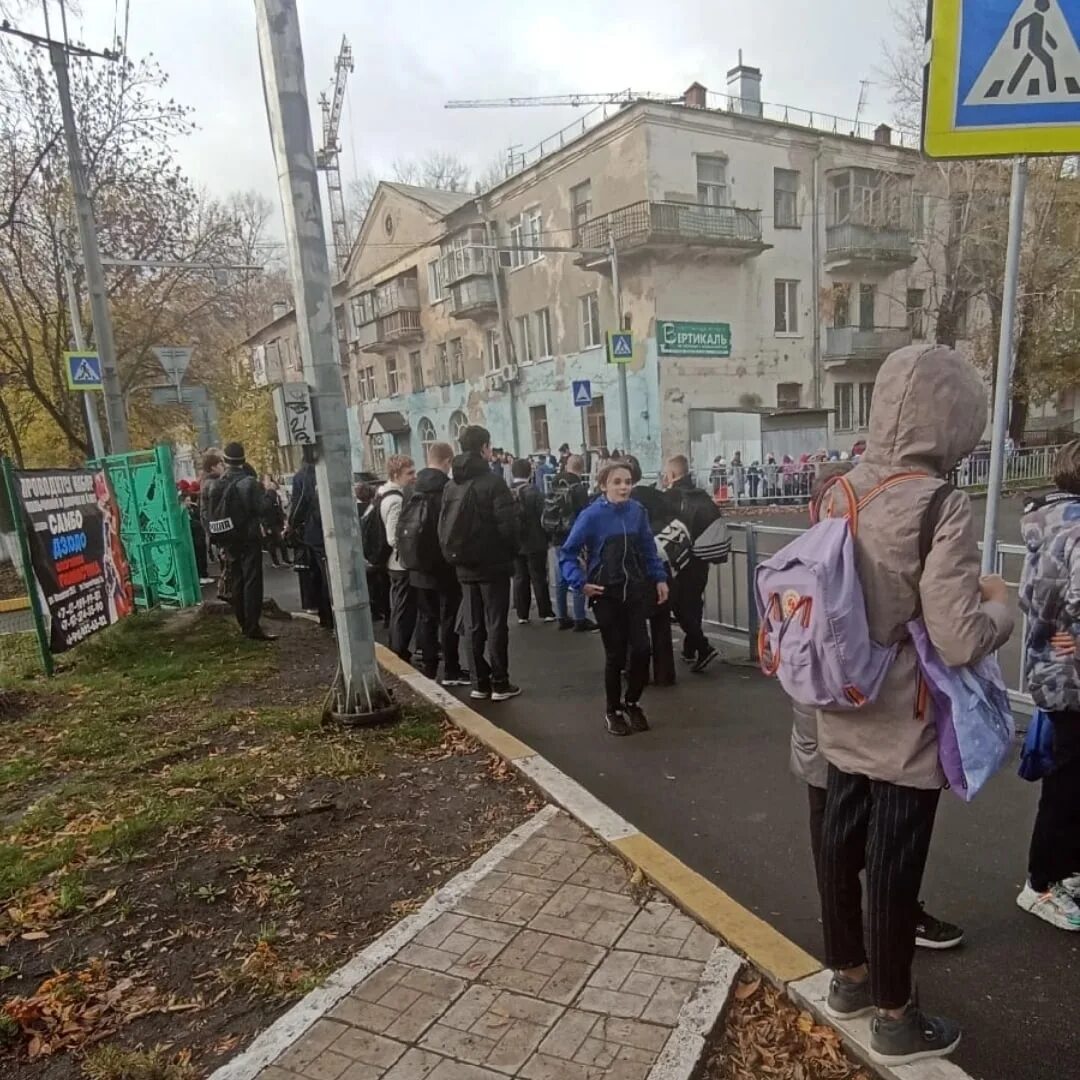 Эвакуировали ульяновск. Эвакуация ульяновск. Мчс ульяновск. Школа 52 ульяновск эвакуация. Эвакуация школ ульяновск.