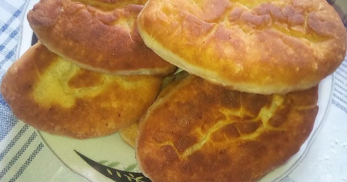 Жареные пирожки на сковороде с картошкой кефире. Пирожки на кефире. пирожки с картошкой на кефире. пирожки с картошкой жареные на сковороде. тесто на пирожки с картошкой.