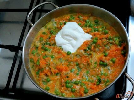 Морковь тушеная с луком и сметаной